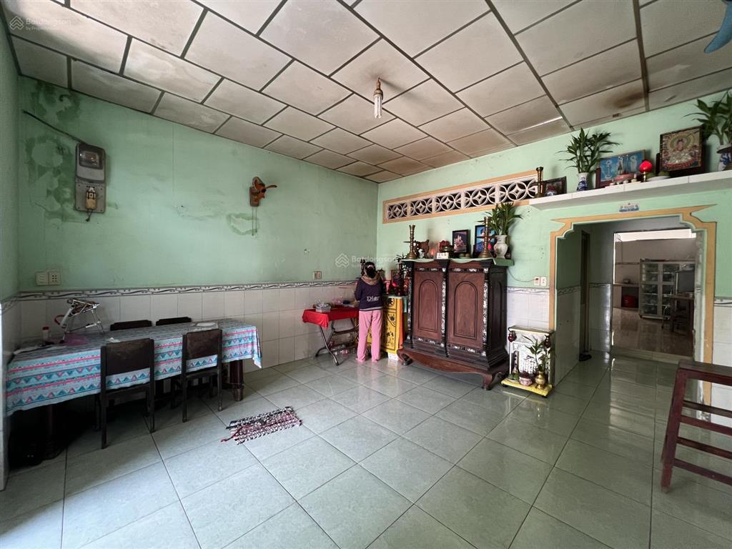 Bán 120,5 mét vuông đất mặt tiền view hồ ngay công viên, tặng căn nhà cấp 4 vẫn còn ở tốt