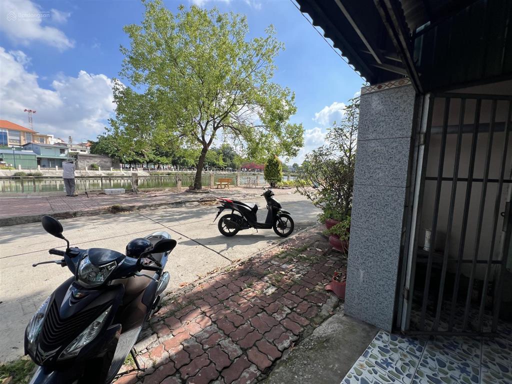 Bán 120,5 mét vuông đất mặt tiền view hồ ngay công viên, tặng căn nhà cấp 4 vẫn còn ở tốt