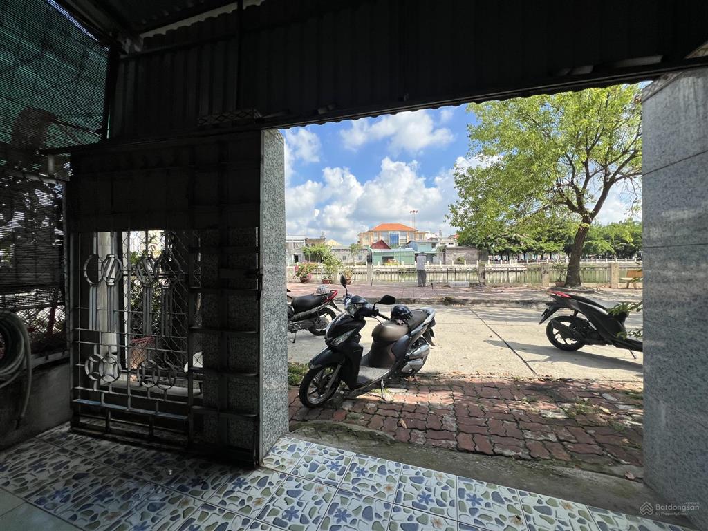 Bán 120,5 mét vuông đất mặt tiền view hồ ngay công viên, tặng căn nhà cấp 4 vẫn còn ở tốt