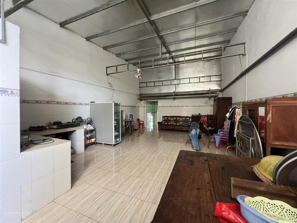 Bán 120,5 mét vuông đất mặt tiền view hồ ngay công viên, tặng căn nhà cấp 4 vẫn còn ở tốt