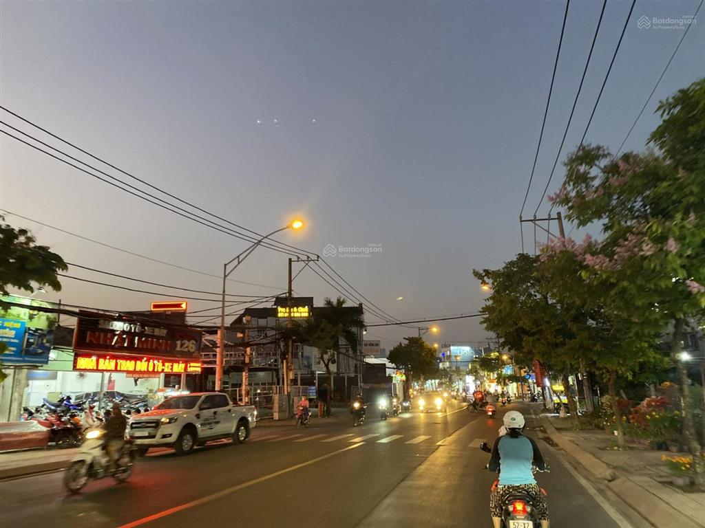 Giá giảm sâu từ 27 tỷ xuống 21 ty, nhà 4 tầng mt hoàng hữu nam, 7x28m full 200m2 thổ cư.