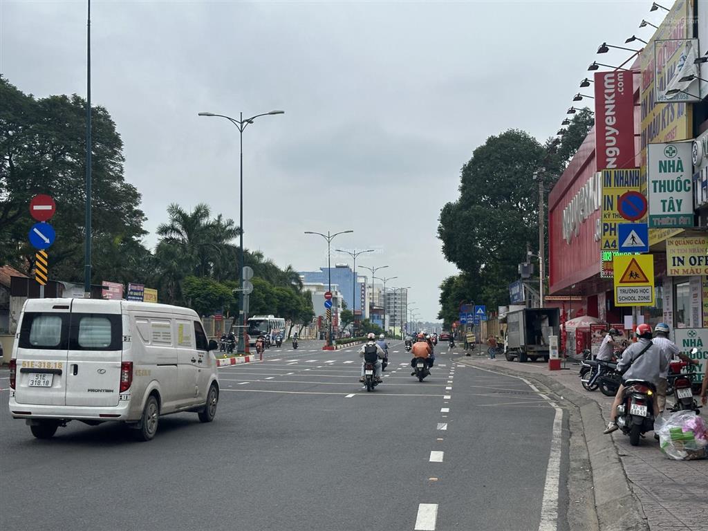 Chỉ 30 tỷ mt lê văn việt,ngay chung cư c8 dt 10x15,2m vuông vức, khu xây dựng cao tâng, vị trí đẹp