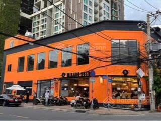 Hiếm có! cho thuê nhà lô góc mặt phố vũ phạm hàm, dt 550m2, mt 17m vị trí đắc địa ngay ngã ba