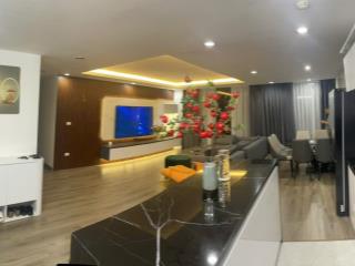 Bán căn hộ 3 ngủ, rộng 100m2, thoáng mát, full nội thất hiện đại, sẵn sổ, giá chốt luôn 5.8 tỷ.