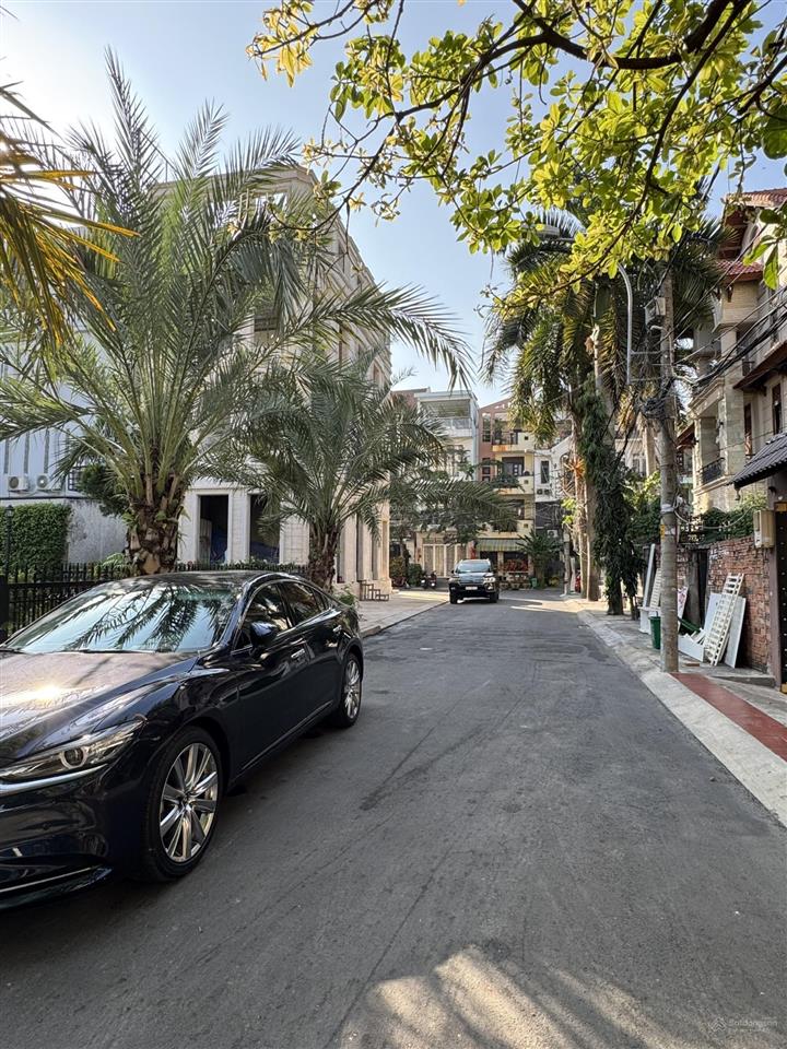 Bán khuôn đất cực vip đường quốc hương gần tttm vincom, quận 2  dt 7,5x25m  giá 42 tỷ