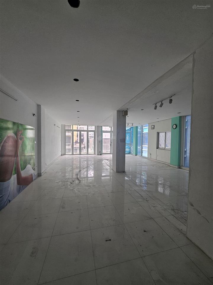 Cho thuê mbkd 110m2 căn góc mặt tiền nguyễn trãi q5