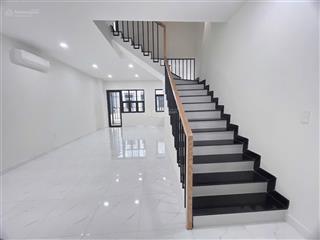 Cần bán nhà phố nội thất cơ bản bán trong tuần . giá 7 tỷ 6 . sang tên
