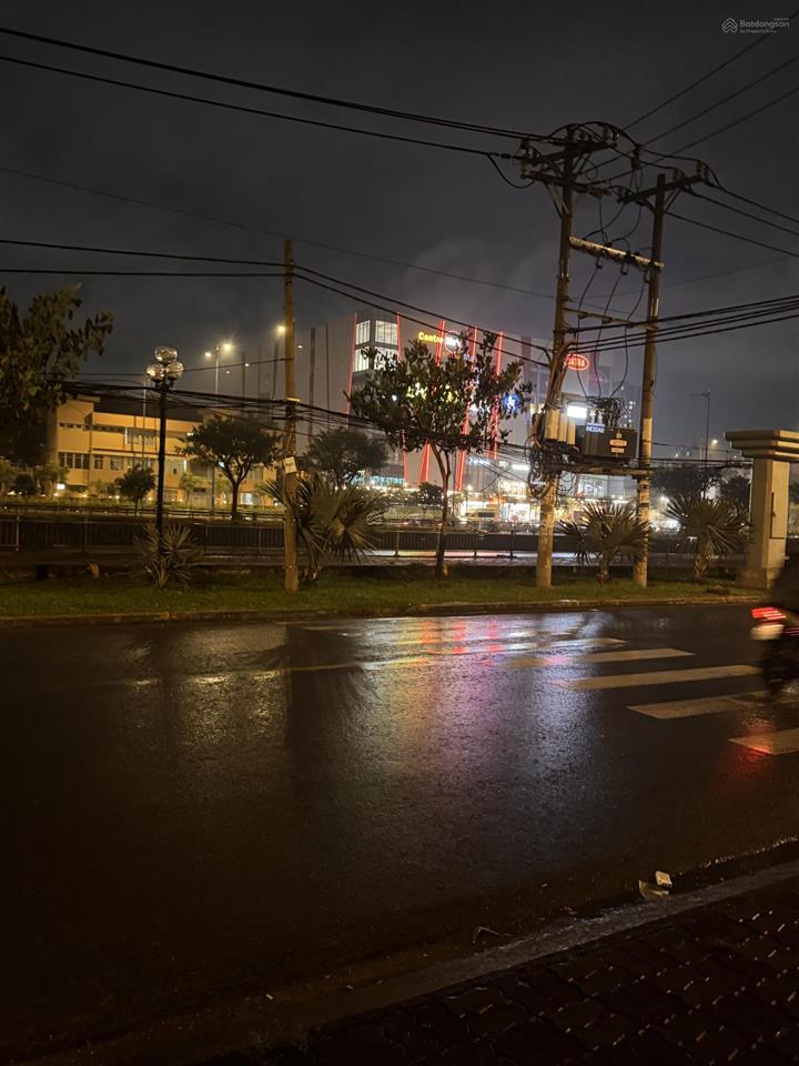 Nhà 1 đời chủ  dt 352m2  xây thành 8 căn  ngang 12 nở hậu 20x25  hxh bình đông, q8 giá 23 tỷ tl