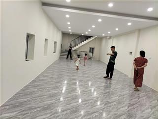 Cho thuê nhà 3 tầng, ngã 3 ngọc hồi. dt 80m2 giá 20tr, vỉa hè 6m.