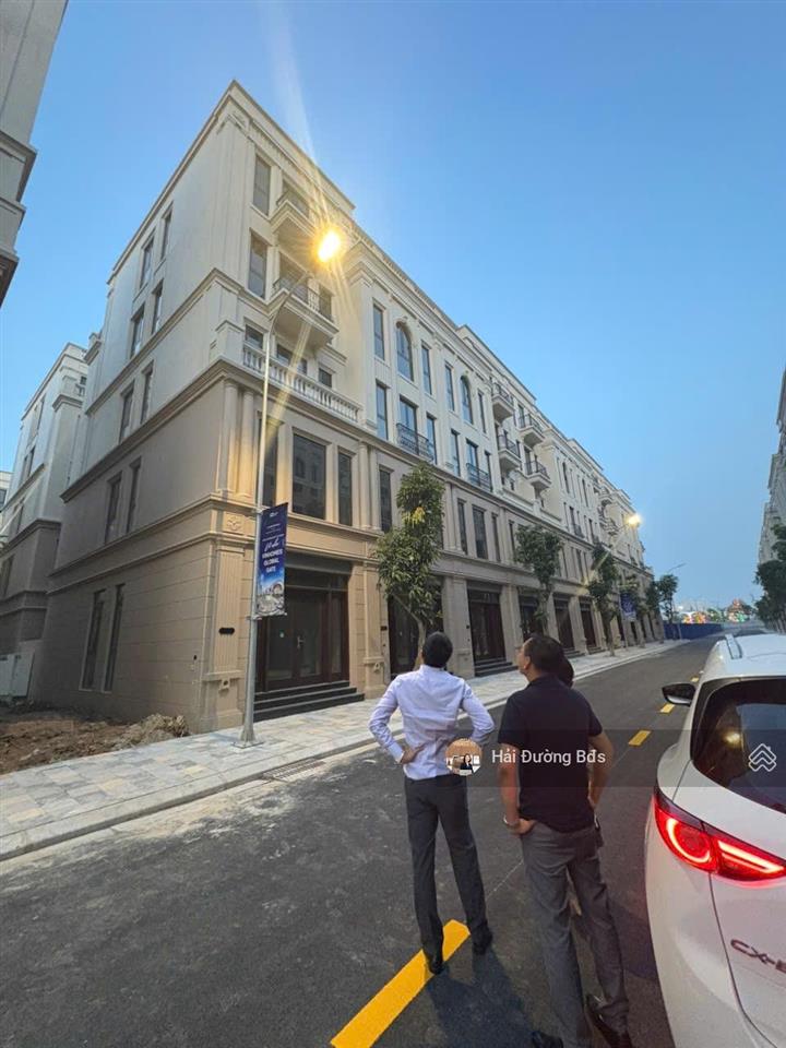 Nhà phố cổ loa 3 mặt thoáng, vị trí vàng gần vincom & triển lãm global gate  cạnh trường học