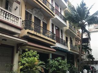 Bán nhà phương mai, tt đống đa, view hồ, oto tránh, vỉa hè, kinh doanh, dt 45m2 x mt4m .