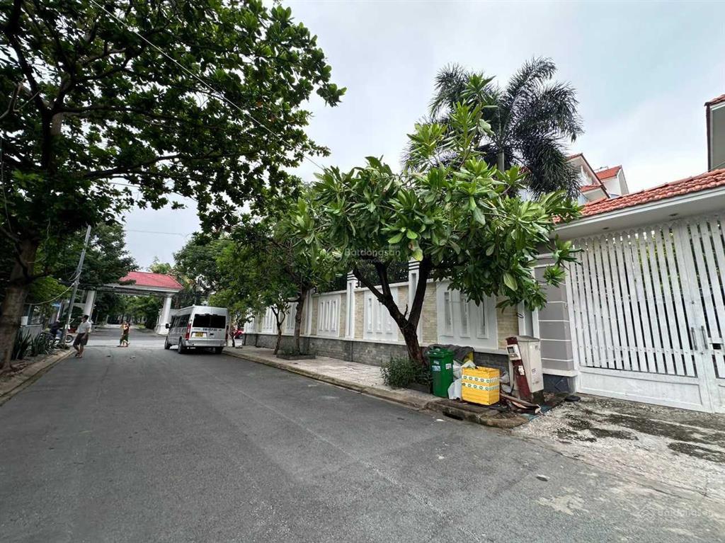 Bán đất ngay mặt tiền thảo điền quận 2 dt 24x23,4m phù hợp xd biệt thự sân vườn hồ bơi