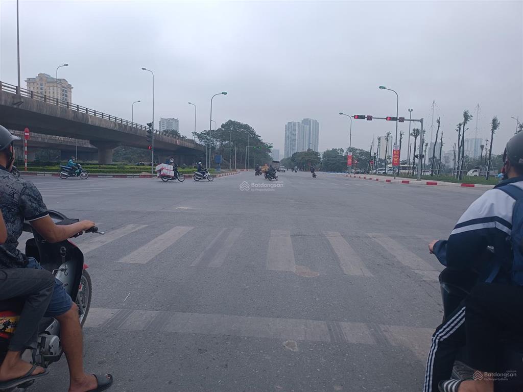 Đất dương nội, ô tô vào nhà, đường thông. đi 50m ra phố la nội. trước nhà thoáng vĩnh viễn