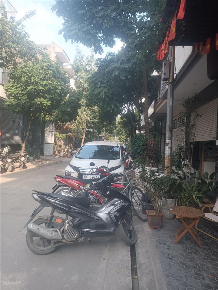 Bán nhà văn quán, kinh doanh, vỉa hè, xe tải tránh nhau .