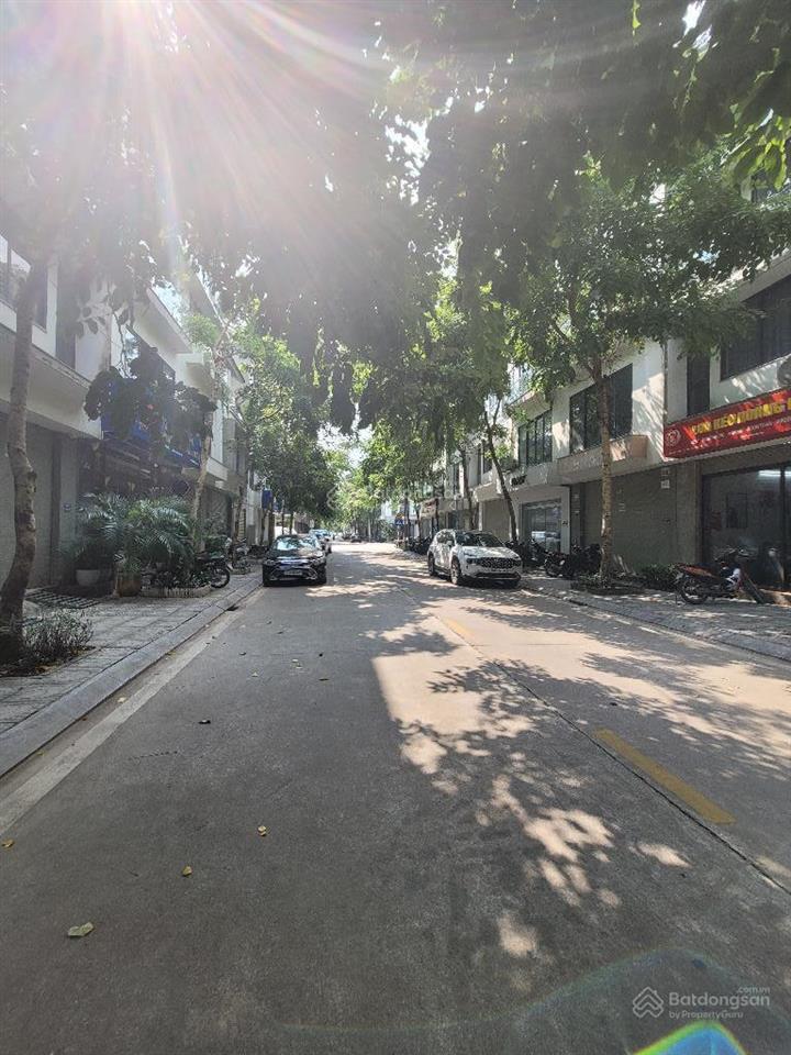 Nhà vị trí đại mỗ, vạn phúc, lê quang đạo. trước nhà ôtô tránh, vỉa hè, kinh doanh. ô tô vào nhà