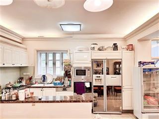 Biệt thự sân vườn 3 tầng  mặt phố nguyễn gia thiều  tinh hoa phố cổ. 250m2, mt 8,28m  210 tỷ.