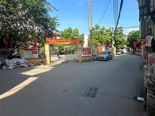 Cần bán nhà dân xây chắc chắn gần bãi đỗ ô tô tại chiến thắng  la khê. giá rẻ