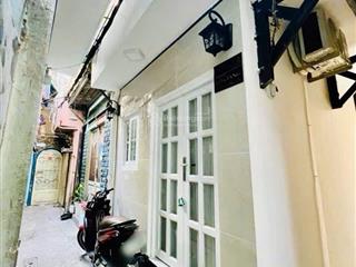 Chính chủ bán nhà đẹp ở đường cô giang, quận 1 hai tầng, nội thất đầy đủ, mới tinh