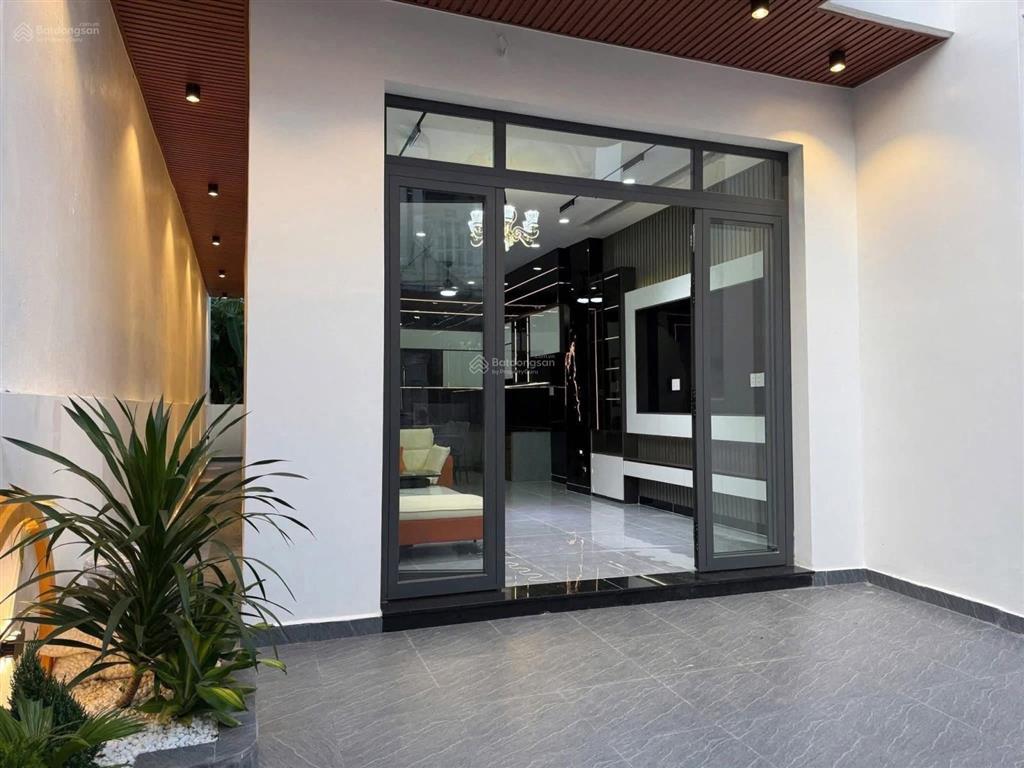 Cuối năm thanh lý gấp căn nhà ngay nhà thờ giáo xứ bình chánh nhà 1 trệt 1 lầu 4pn 3wc