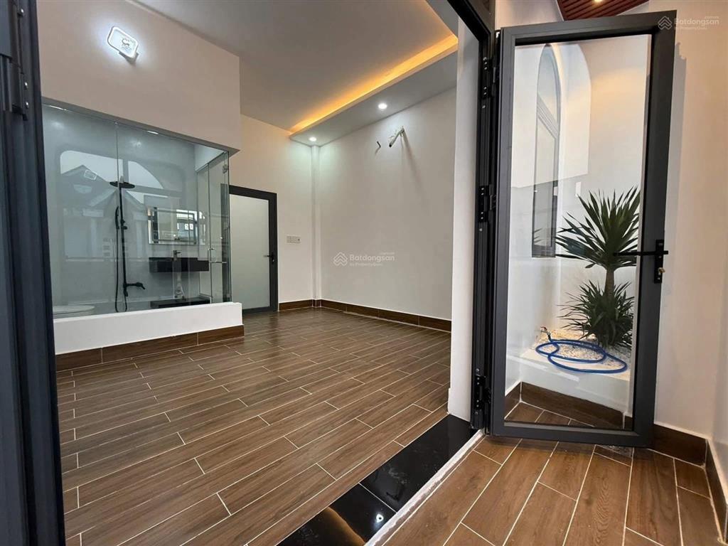Cuối năm thanh lý gấp căn nhà ngay nhà thờ giáo xứ bình chánh nhà 1 trệt 1 lầu 4pn 3wc