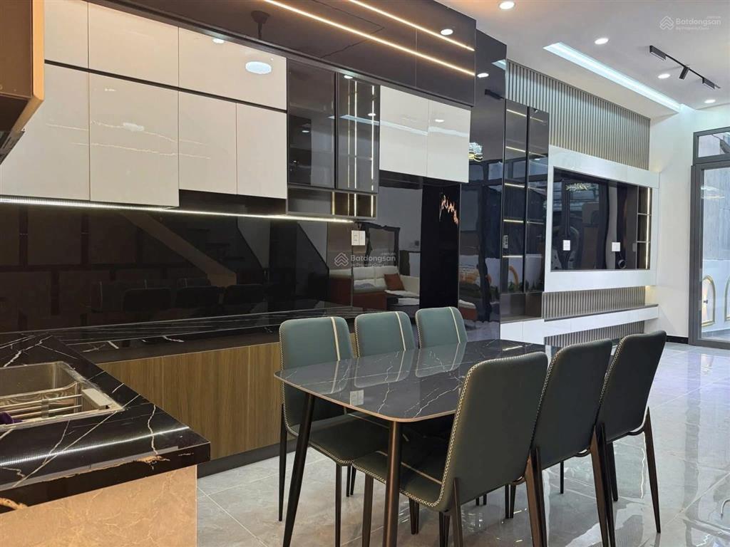 Cuối năm thanh lý gấp căn nhà ngay nhà thờ giáo xứ bình chánh nhà 1 trệt 1 lầu 4pn 3wc