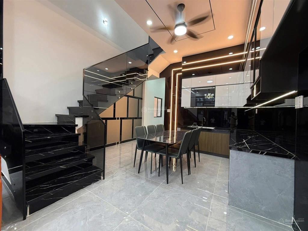 Cuối năm thanh lý gấp căn nhà ngay nhà thờ giáo xứ bình chánh nhà 1 trệt 1 lầu 4pn 3wc