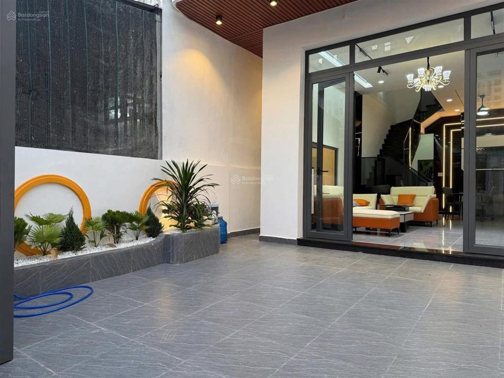 Cuối năm thanh lý gấp căn nhà ngay nhà thờ giáo xứ bình chánh nhà 1 trệt 1 lầu 4pn 3wc