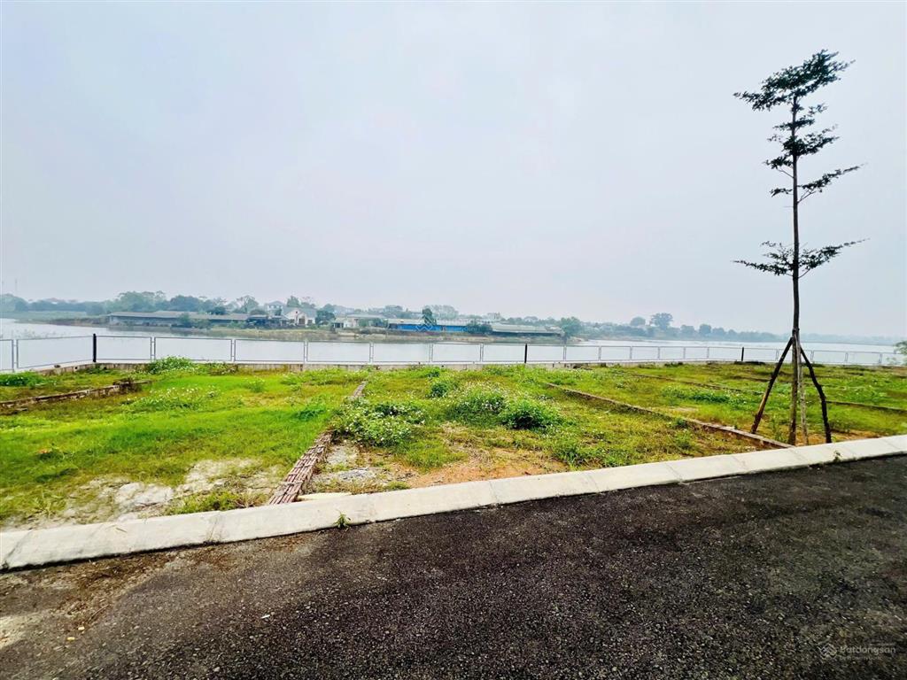 Bán gấp lô góc 100m2 full thổ cư  mặt tiền 8.35m  view hồ xã hoà thạch | giá chỉ 25tr/m2