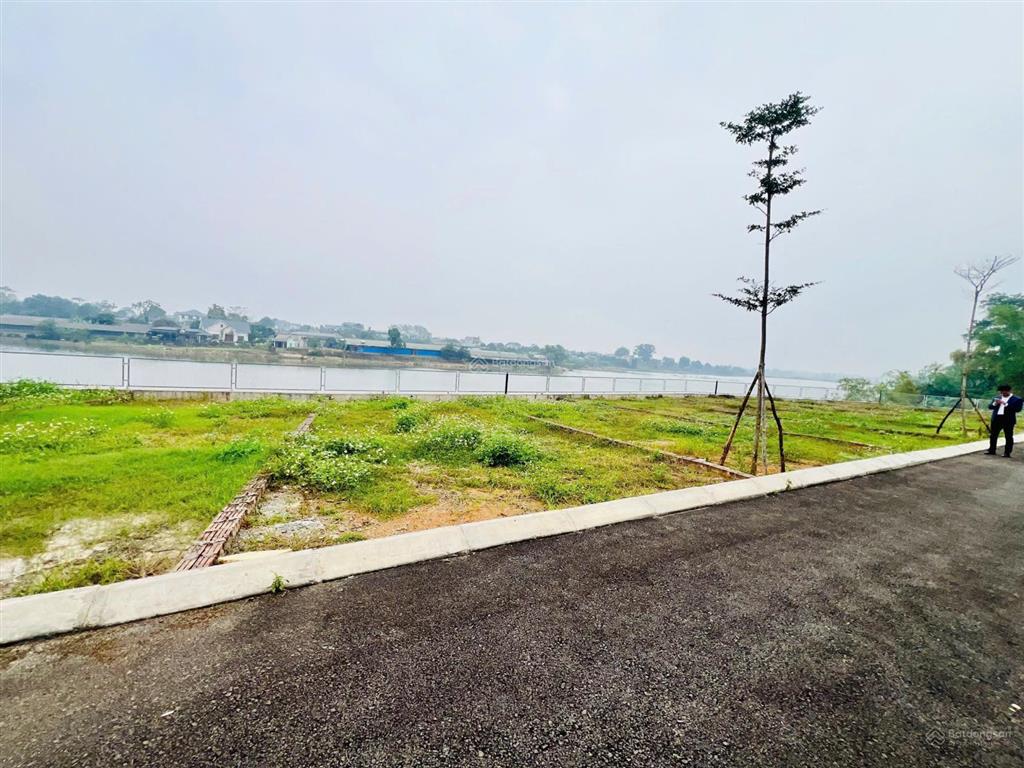 Bán gấp lô góc 100m2 full thổ cư  mặt tiền 8.35m  view hồ xã hoà thạch | giá chỉ 25tr/m2