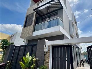 Nhà 3 tầng 130m2, đẹp như biệt thự, ngang gần 8m, ô tô ngủ trong nhà, gần phạm văn đồng.