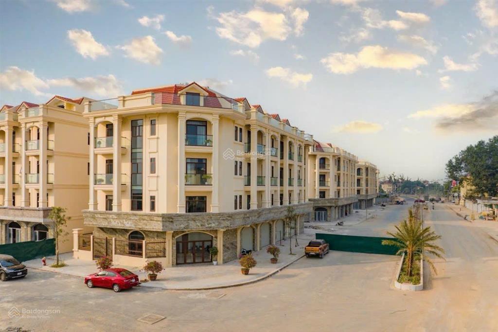 Chính chủ bán căn mặt đường 33m diện tích 98 m
giá 20 tỷ có gia lộc cho khách thiện chí mua