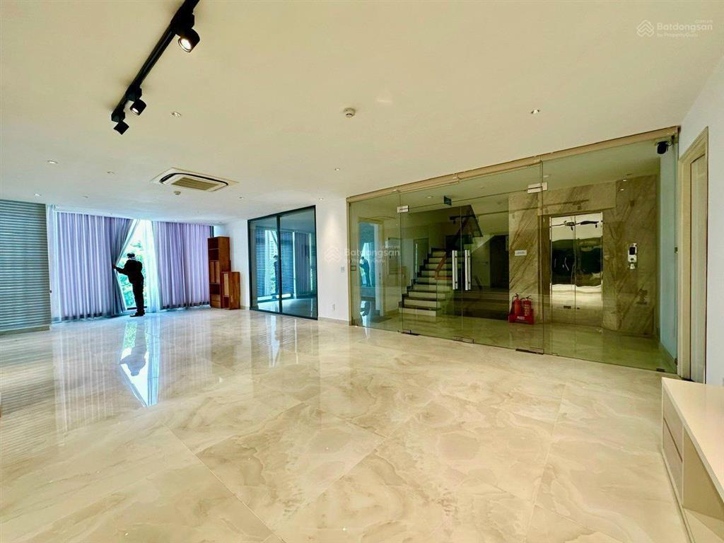 Bán biệt thự tại him lam 6a, giá 28 tỷ, dt 8x20m  160m2, mt 25m nhà có hầm hàng hiếm  0903 870 ***