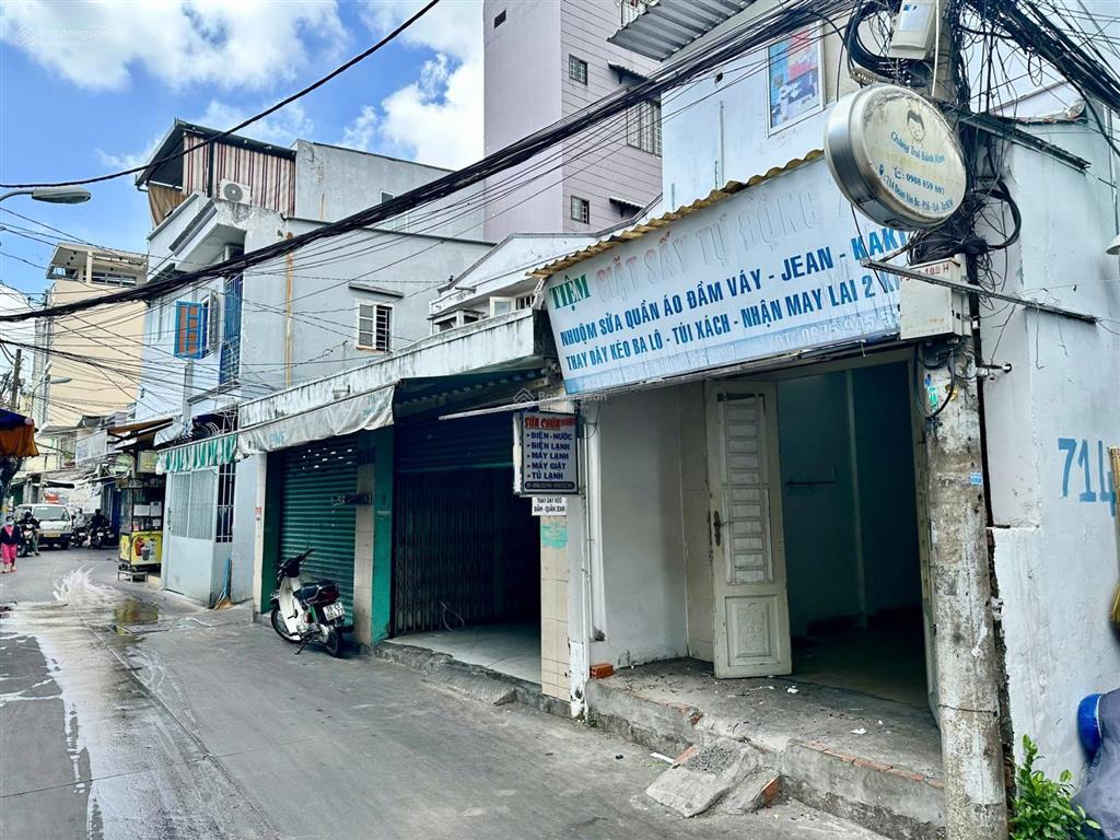 Chính chủ bán nhà góc 2mt cấp 4 mt đoàn văn bơ, quận 4, thích hợp kinh doanh và ở.  0903 870 ***