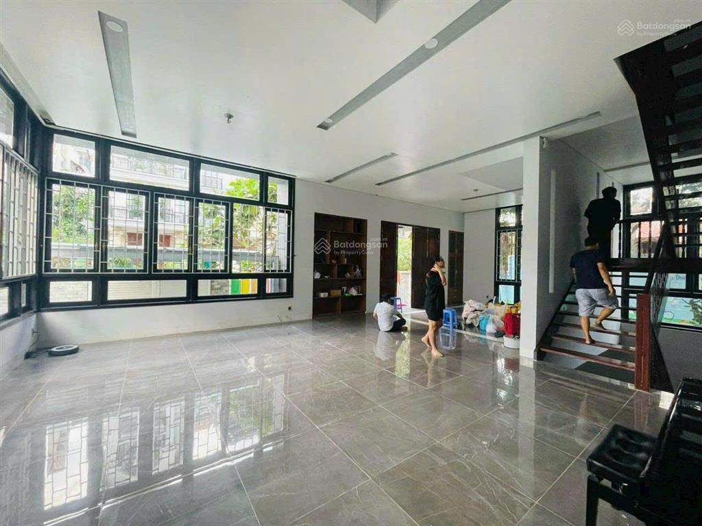 Chính chủ bán bt đơn lập dt 400 m2 giá chỉ 82 tỷ rẻ nhất him lam tân hưng q7.  0903 870 ***