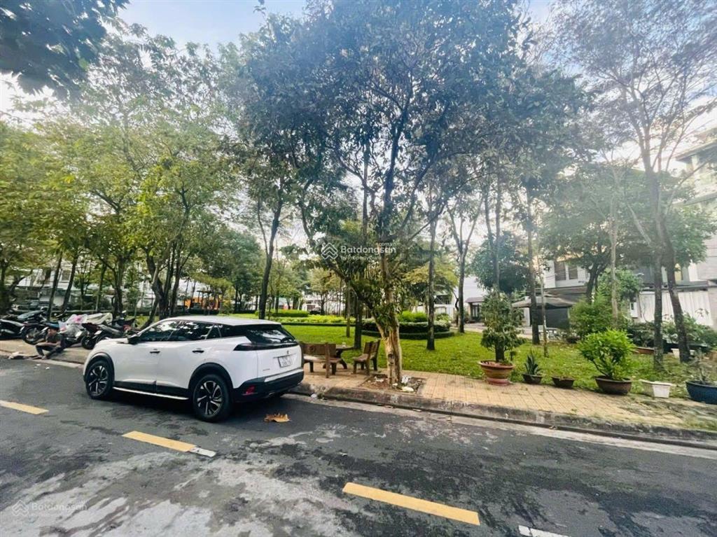 Siêu phẩm biệt thự nhà mới đẹp có thang máy dt 10x20m giá 38 tỷ tặng full nội thất nhà có hồ bơi 