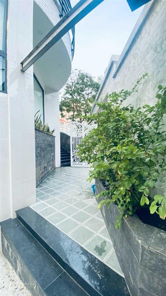 Chính chủ cho thuê nhà phố 2mt, dt 10x20m, nhà có hầm và thang máy, giá 50tr/tháng. 