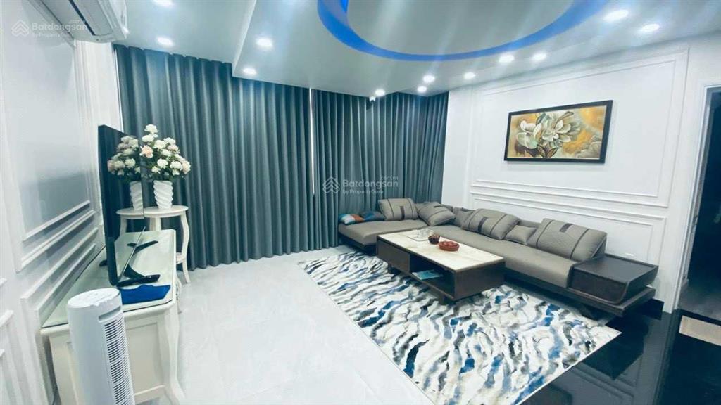 Chính chủ cho thuê nhà phố 2mt, dt 10x20m, nhà có hầm và thang máy, giá 50tr/tháng. 