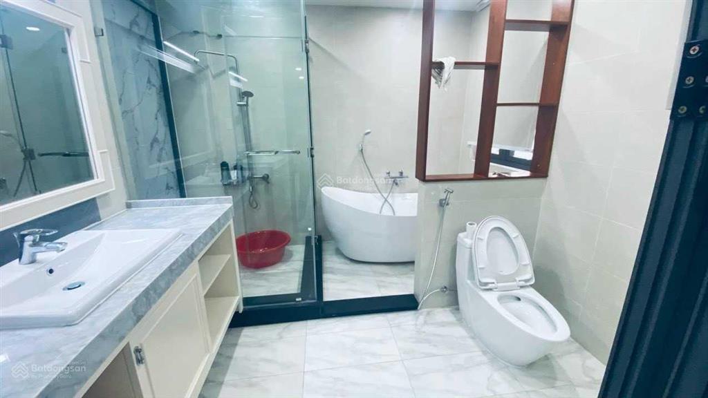 Chính chủ cho thuê nhà phố 2mt, dt 10x20m, nhà có hầm và thang máy, giá 50tr/tháng. 