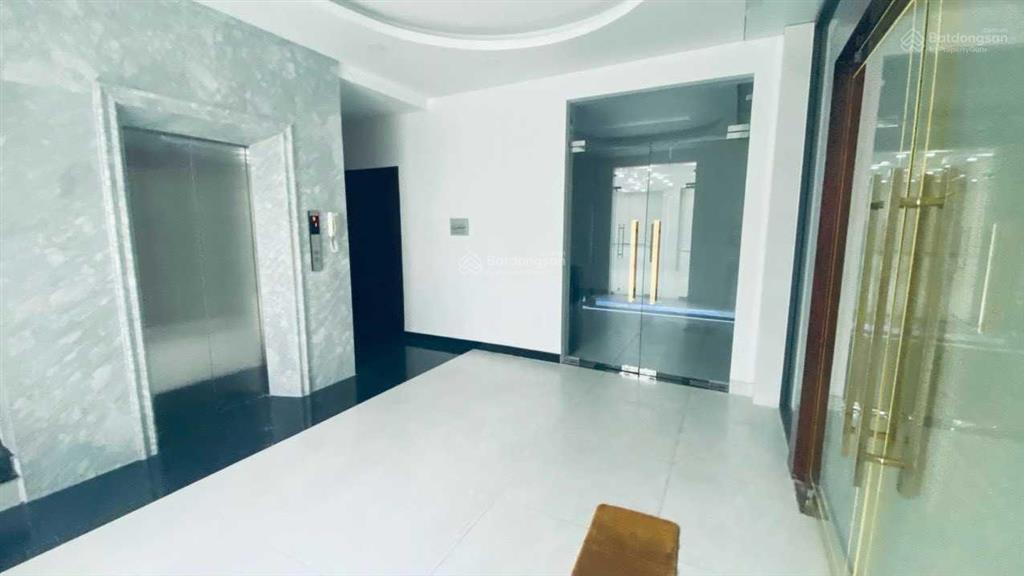 Chính chủ cho thuê nhà phố 2mt, dt 10x20m, nhà có hầm và thang máy, giá 50tr/tháng. 