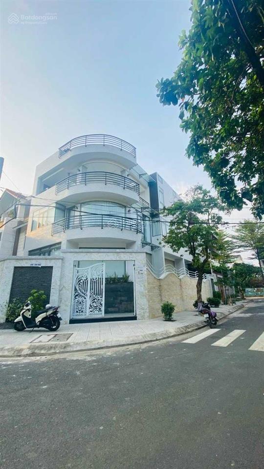 Chính chủ cho thuê nhà phố 2mt, dt 10x20m, nhà có hầm và thang máy, giá 50tr/tháng. 