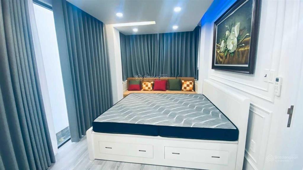 Chính chủ cho thuê nhà phố 2mt, dt 10x20m, nhà có hầm và thang máy, giá 50tr/tháng. 