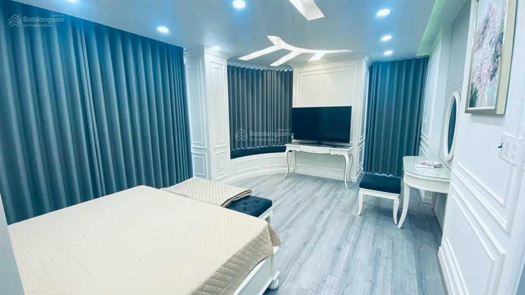 Chính chủ cho thuê nhà phố 2mt, dt 10x20m, nhà có hầm và thang máy, giá 50tr/tháng. 