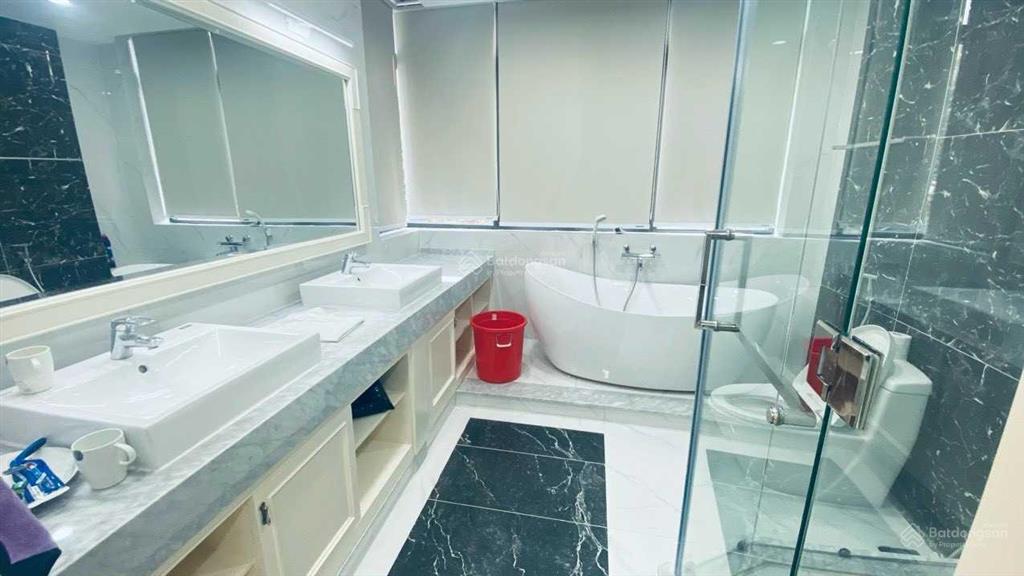 Chính chủ cho thuê nhà phố 2mt, dt 10x20m, nhà có hầm và thang máy, giá 50tr/tháng. 