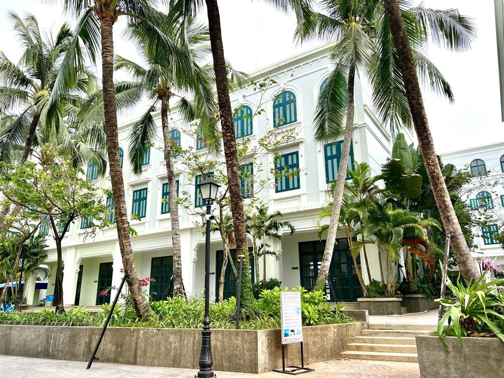 Nhà phú quốc 3 căn liền kề nhau 1 hầm 4 tầng, đã thông 3 căn. cắt lỗ sâu phú quốc. ra biển vài bước