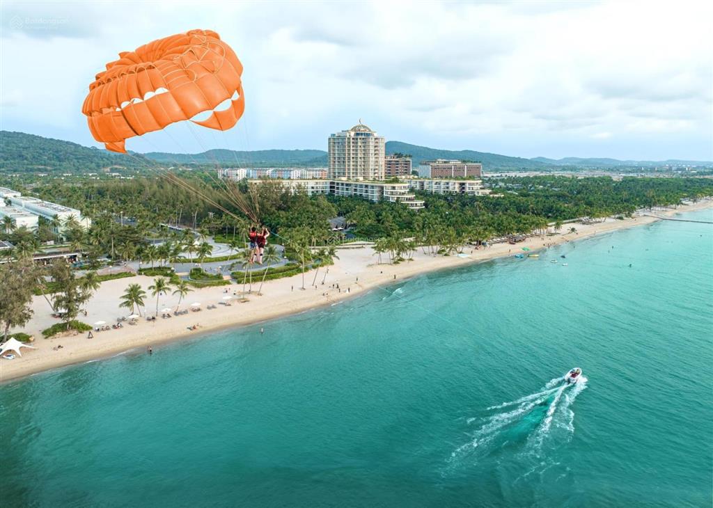 Nhà phú quốc 3 căn liền kề nhau 1 hầm 4 tầng, đã thông 3 căn. cắt lỗ sâu phú quốc. ra biển vài bước