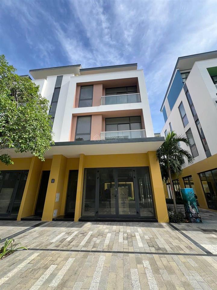 Gốc 14 tỷ  bán 9 tỷ bán gấp, căn góc 3 mặt tiền, có sân vườn riêng, sẵn sổ hồng. meyhome pq