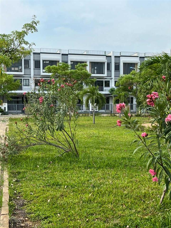 Chính chủ cần bán nhanh căn 100m2 trệt 2 lầu đường 20m giá 8.3tỷ sh hoàn công  0938 256 ***