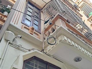 Nhà hoàng cầu, trước nhà thông thoáng, ngõ nông thẳng tắp. nhà dân xây chắc chắn mt rộng rất thoáng
