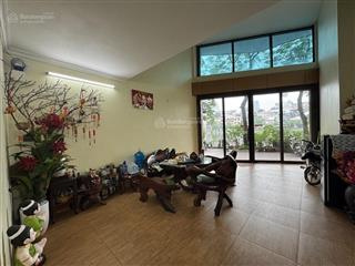 Bán nhà mặt hồ cực hiếm phố đội cấn. kinh doanh dòng tiền, ô tô đỗ cửa, thang máy lên phòng