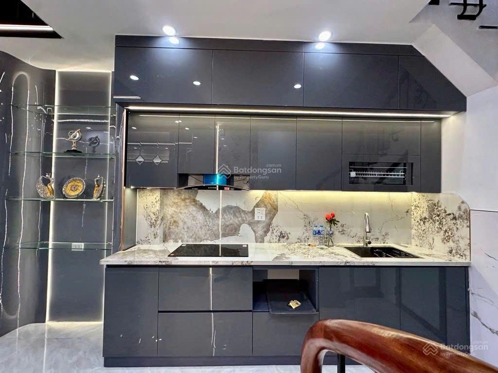 Nhà 5 tầng trung tâm cầu giấy gần mặt phố, cách ô tô 1 nhà  38m2, tặng full nội thất về ở ngay tết